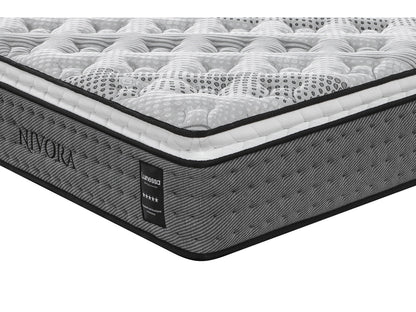 Lunessa Nivora Hybridmatratze, Nahaufnahme der Ecke mit Pillow-Top, Lunessa-Etikett und NIVORA-Schriftzug