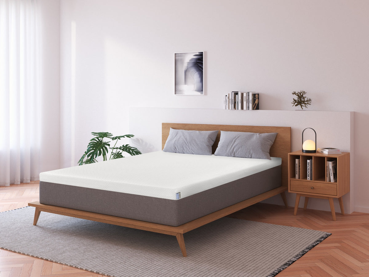 Digital erstelltes Lifestyle-Bild: Lunessa Morpho Topper auf einem Bett in einem Schlafzimmer