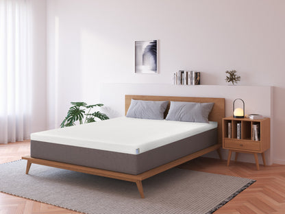 Digital erstelltes Lifestyle-Bild: Lunessa Morpho Topper auf einem Bett in einem Schlafzimmer