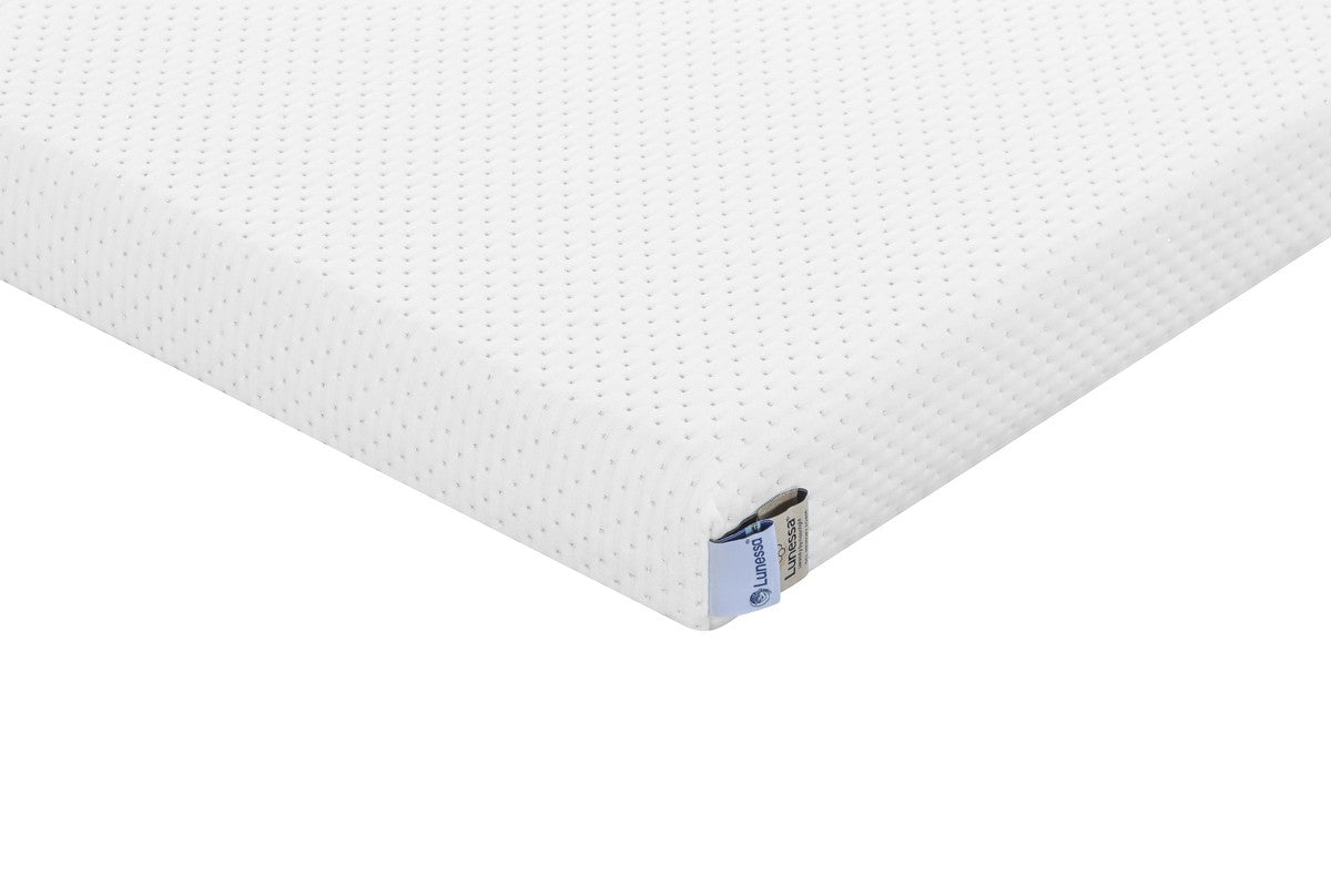 Lunessa Memory-Foam-Topper, Ecke mit perforiertem Bezug und Lunessa-Etikett