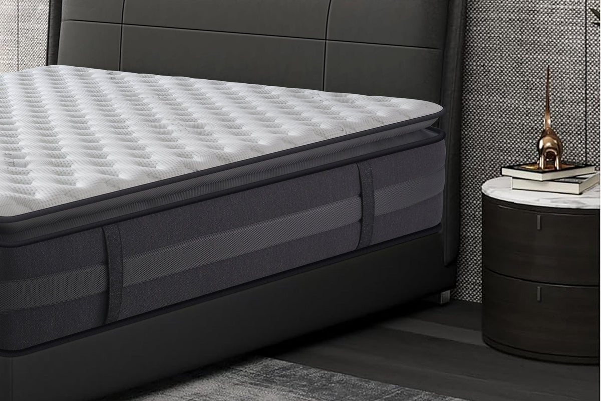 Zenith Matratze auf einem Bett mit dunklem Kopfteil, daneben ein Nachttisch
