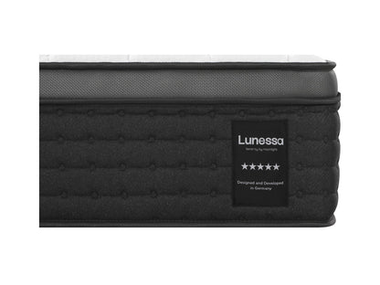 Lunessa Saphire Hybridmatratze in Anthracite, Nahaufnahme des Lunessa-Etiketts an der Seitenfläche