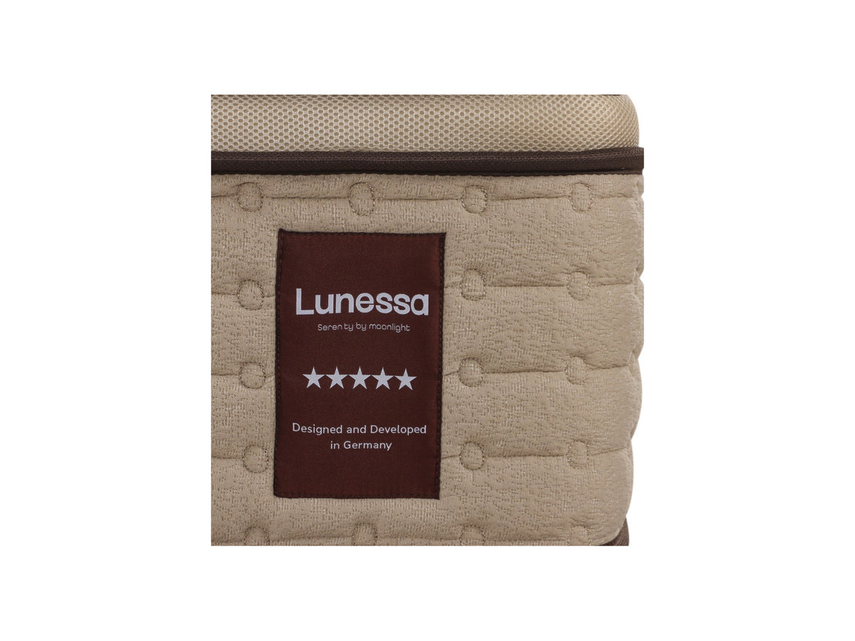 Lunessa Saphire Hybridmatratze in Brown, Nahaufnahme des Lunessa-Etiketts an der Seitenfläche