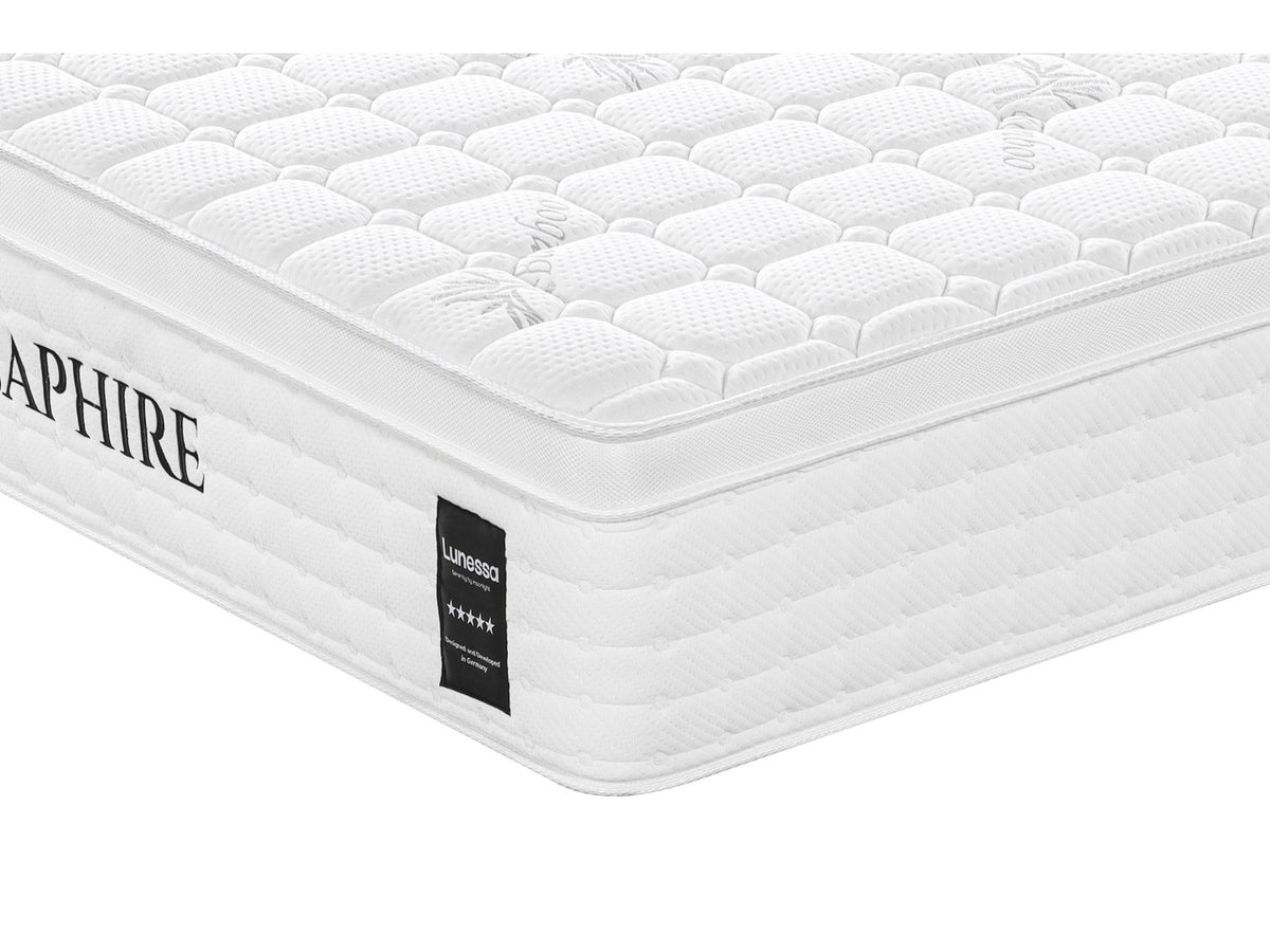 Lunessa Saphire Hybridmatratze in White, Nahaufnahme der Euro-Top-Ecke mit Lunessa-Etikett