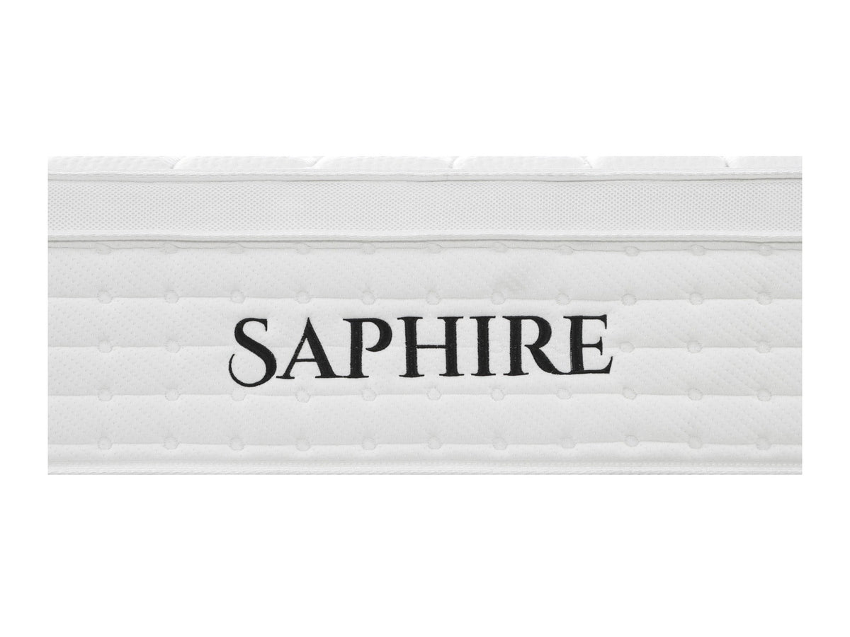Lunessa Saphire Hybridmatratze in White, Nahaufnahme des SAPHIRE-Schriftzugs an der Seitenfläche