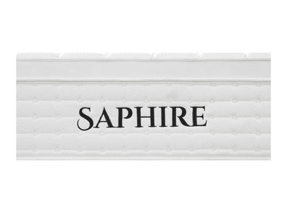 Lunessa Saphire Hybridmatratze in White, Nahaufnahme des SAPHIRE-Schriftzugs an der Seitenfläche