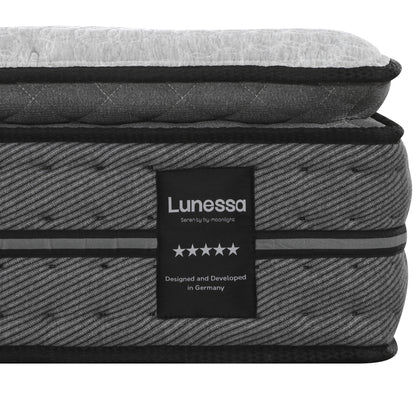 Seitenfläche der Lunessa Zenith mit Lunessa-Etikett, zwei hellen Zierbändern und Pillow-Top-Kante